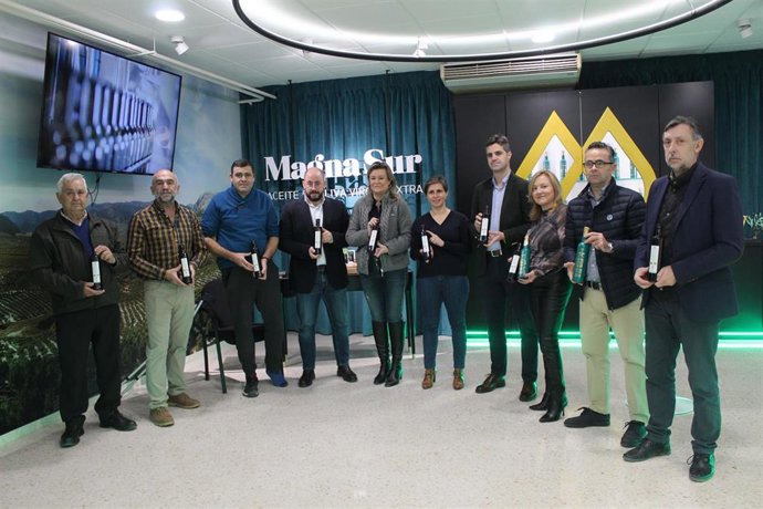 La Directora General de Industrias, Innovación y Cadena Alimentaria de la Junta de Andalucía, Cristina de Toro, y la delegada territorial de Agricultura, Pesca, Agua y Desarrollo Rural en Jaén, Soledad Aranda, en su visita a la sede del CRDO Sierra Mági