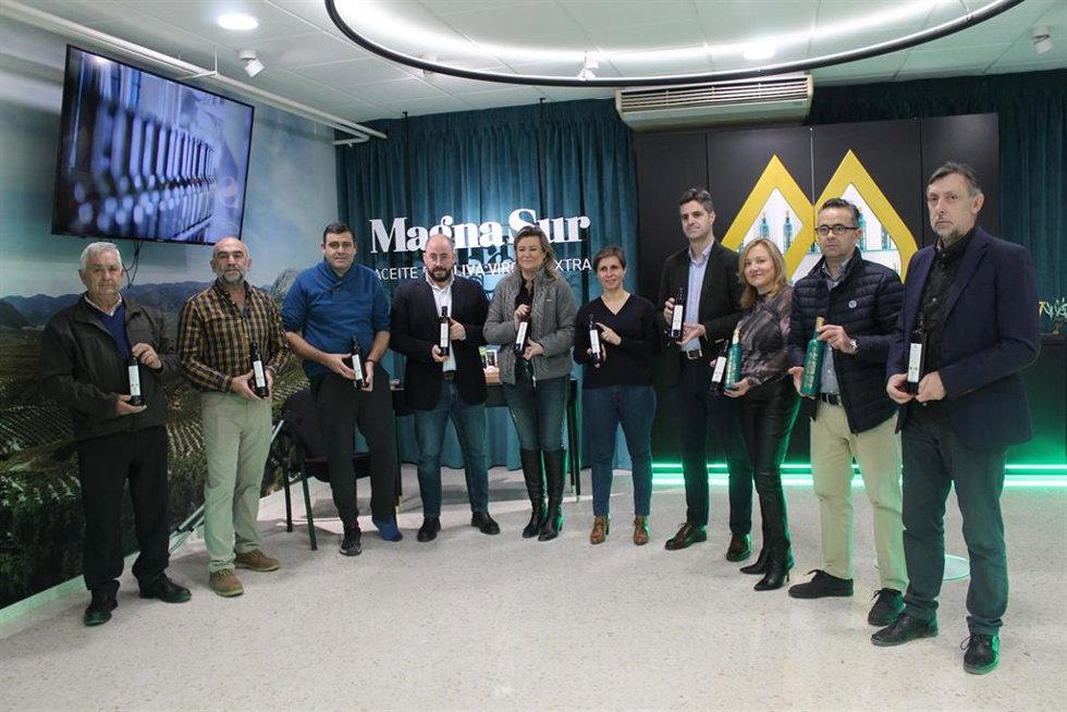 La Directora General de Industrias, Innovación y Cadena Alimentaria de la Junta de Andalucía, Cristina de Toro, y la delegada territorial de Agricultura, Pesca, Agua y Desarrollo Rural en Jaén, Soledad Aranda, en su visita a la sede del CRDO Sierra Mági
