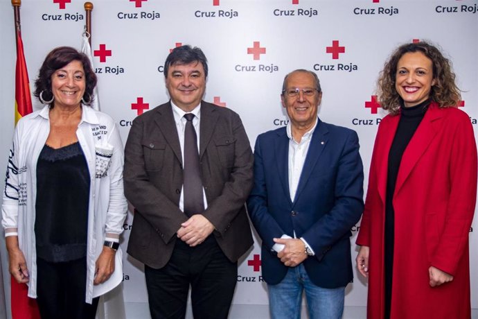 El alcalde de Huelva, Gabriel Cruz, y el presidente provincial de Cruz Roja Española en Huelva, Juan José Blanco, renueva el convenio de colaborción
