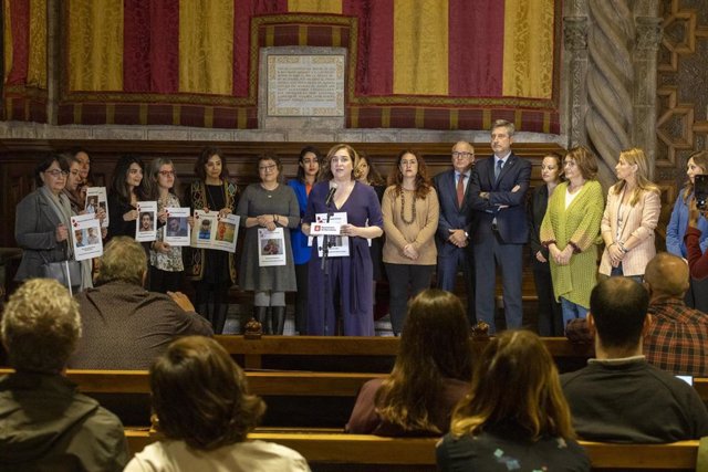 La alcaldesa de Barcelona, Ada Colau, y representantes de los grupos municipales junto a activistas iraníes residentes en la ciudad.
