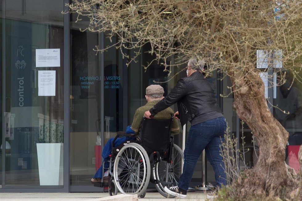 Archivo - Una mujer pasea junto a un anciano en silla de ruedas hacia la residencia Albertia, a 17 de abril de 2021, en Lugo, Galicia (España). Una de las nuevas medidas incluidas en la desescalada de Galicia consiste en la ampliación de las posibilidad