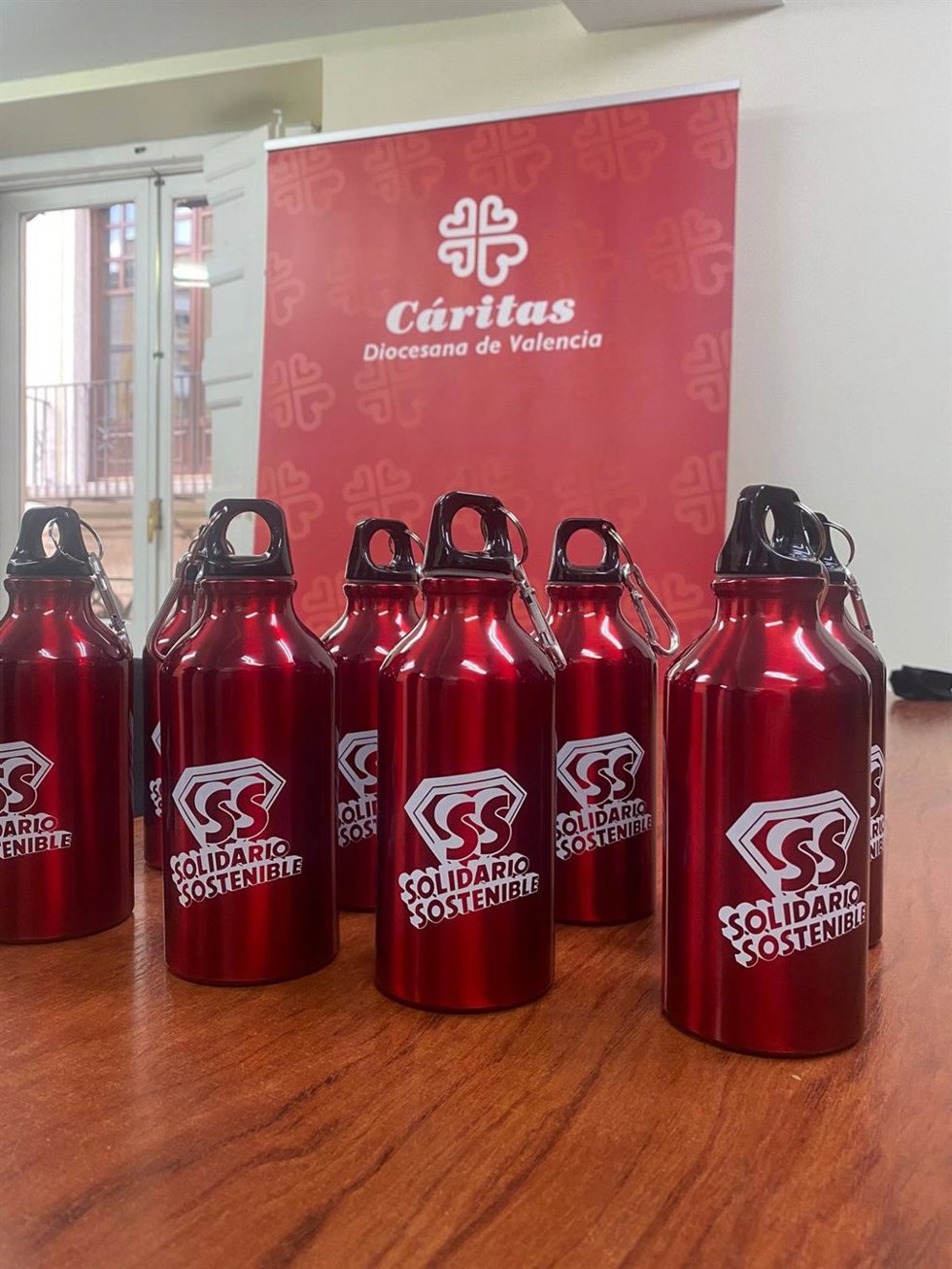CÁRITAS Y GLOBAL OMNIUM, A TRAVÉS DE TUAWA, LANZAN LA CAMPAÑA SOLIDARIA "BOTELLAS CON SUPERPODERES"