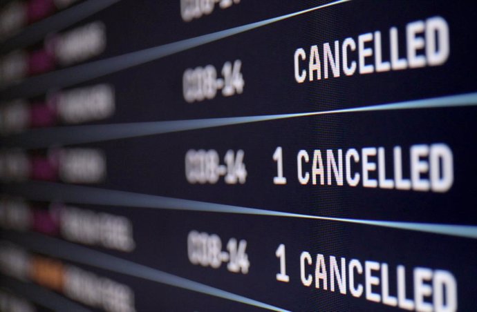 Archivo - 10 February 2020, Cologne: Canceled flights are displayed on a notice board at Cologne Bonn Airport amid turbulent weather conditions due to storm Sabine. Photo: Oliver Berg/dpa