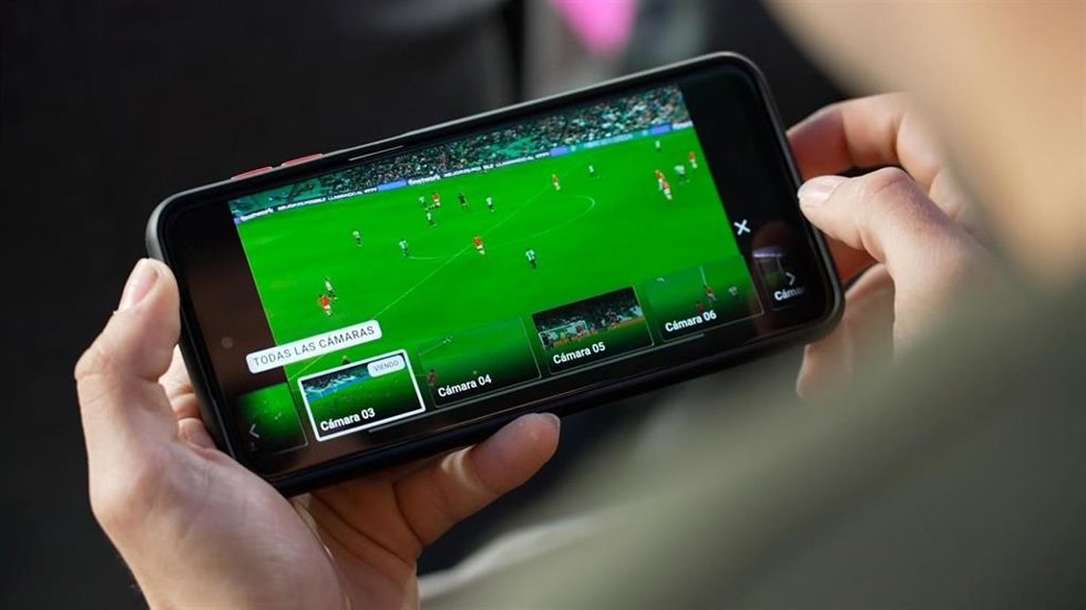 Un usuario ve un partido con la tecnología de Cellnex.