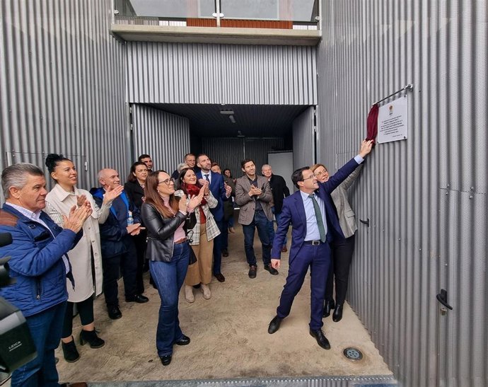 El presidente de la Diputación de Badajoz descubre una placa conmemorativa en una de las inauguraciones de Calamonte.