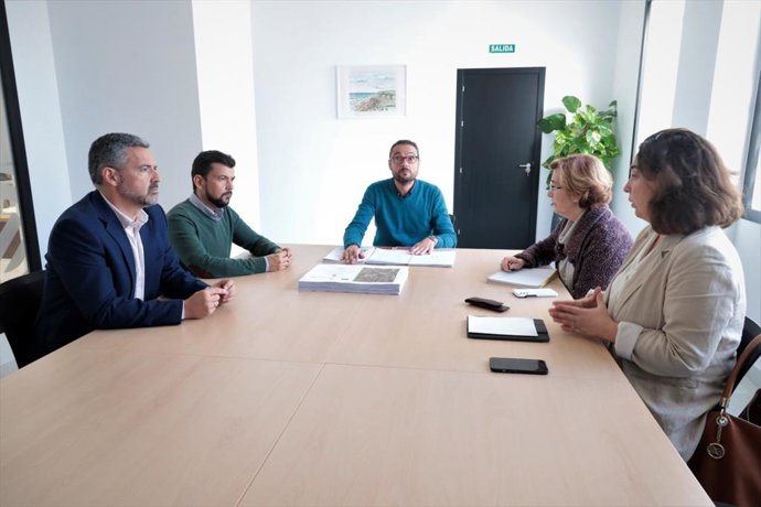 La delegada territorial de Fomento, Articulación del Territorio y Vivienda de la Junta de Andalucía en la provincia de Cádiz, Carmen Sánchez, y el alcalde de Rota, Javier Ruiz, en una reunión.