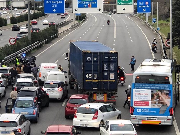 Protesta de activistas climáticos en la M-30 durante la operación salida