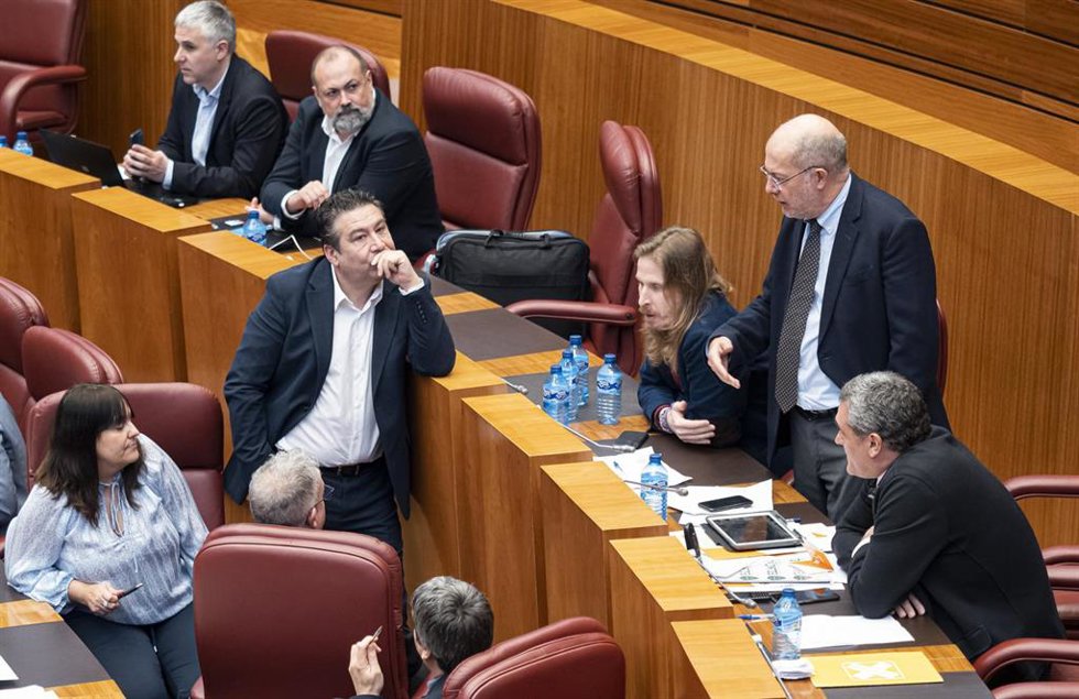 El coportavoz estatal de Podemos y secretario general de Podemos en Castilla y León y Pablo Fernández (3d), y el procurador de Cs en las Cortes, Francisco Igea (2i), durante la sesión de la votación de las enmiendas del PSOE a la Ley de medidas, en la s