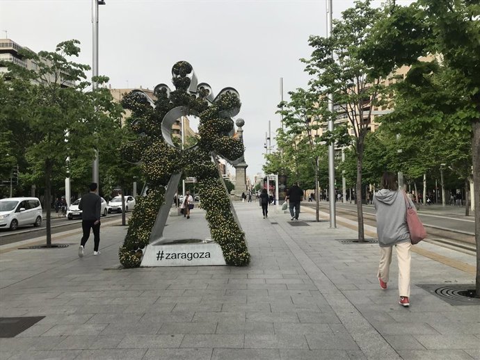 Archivo - Estructura de acero de la imagen de la virgen del Pilar de Zaragoza rellena de flores en Independencia