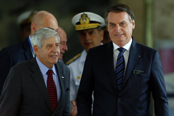 Archivo - El presidente de Brasil, Jair Bolsonaro, junto con el jefe de la Oficina de Seguridad Institucional, el general Augusto Heleno Ribeiro