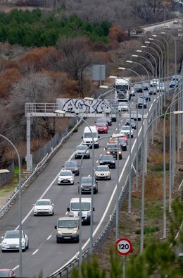 Circulación en la autovía A3 durante el primer día de operación salida por Navidad, a 23 de diciembre de 2022, en Madrid (España). 