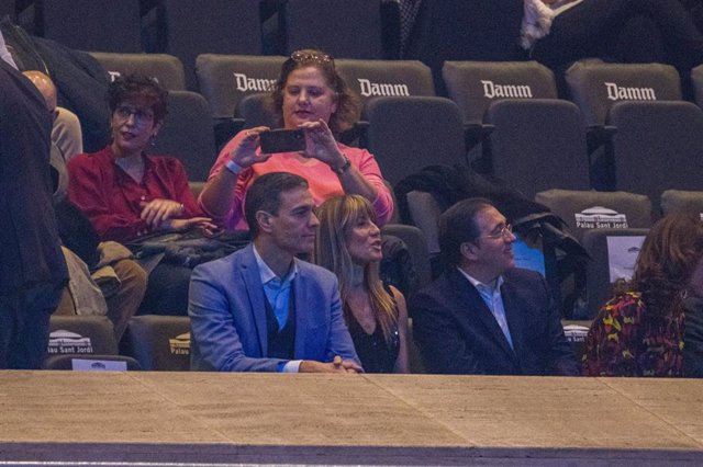 El presidente del Gobierno, Pedro Sánchez, junto al ministro de Asuntos Exteriores, José Manuel Albares, en el tercer y último concierto de Joan Manuel Serrat dentro de su gira de despedida de los escenarios