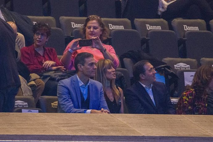 El presidente del Gobierno, Pedro Sánchez, junto al ministro de Asuntos Exteriores, José Manuel Albares, en el tercer y último concierto de Joan Manuel Serrat dentro de su gira de despedida de los escenarios