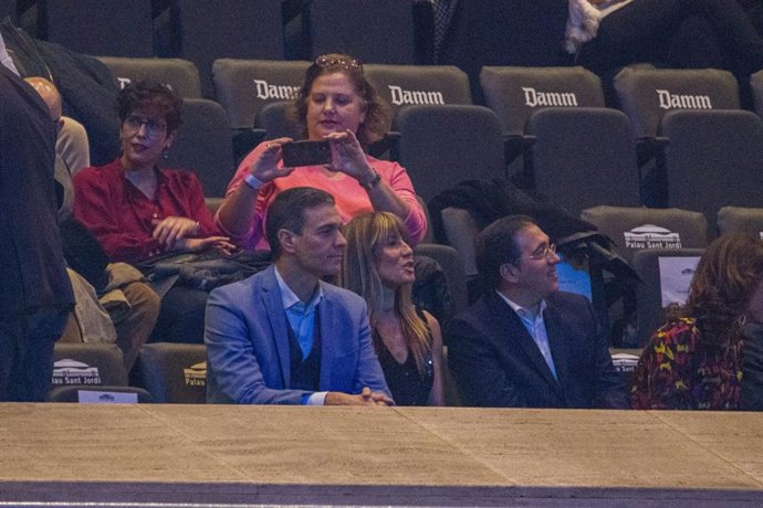 El president del Govern, Pedro Sánchez, al costat del ministre d'Afers exteriors, José Manuel Albares, en el tercer i últim concert de Joan Manuel Serrat dins del seu gira de comiat dels escenaris
