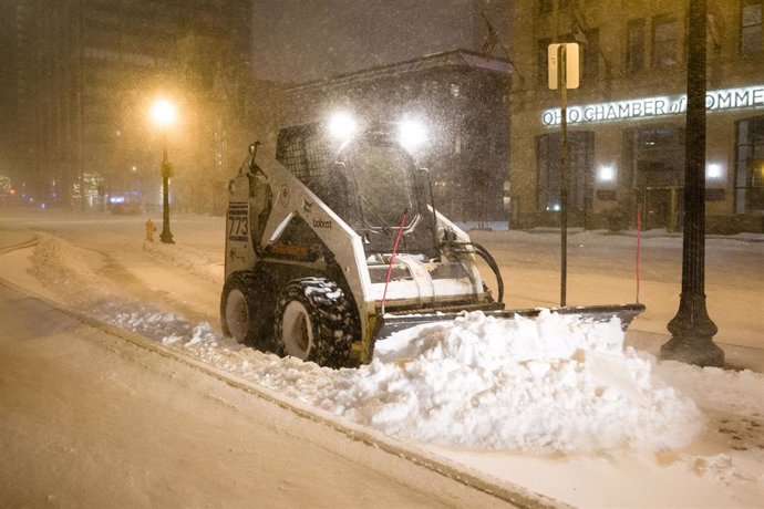  Una cargadora compacta quita la nieve frente a la Casa del Estado de Ohio mientras una fuerte tormenta invernal trae temperaturas bajo cero a Estados Unidos.