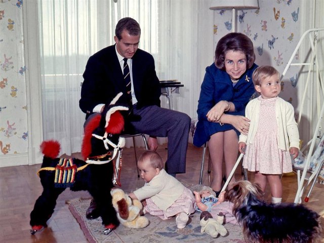 DON JUAN CARLOS Y DOÑA SOFÍA JUNTO A SUS HIJAS, LAS INFANTAS, CRISTINA Y ELENA