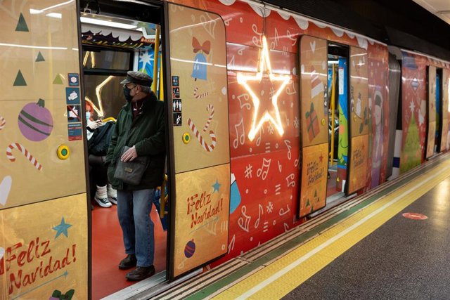 Vista por fuera de uno de los trenes de la Navidad de Metro de Madrid.