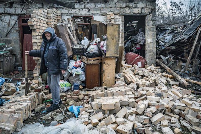 Un hombre intenta recuperar sus pertenencias de su casa totalmente destruida por el impacto de un cohete tras un bombardeo ruso sobre Kostiantynivka, un pueblo de la región de Donbás