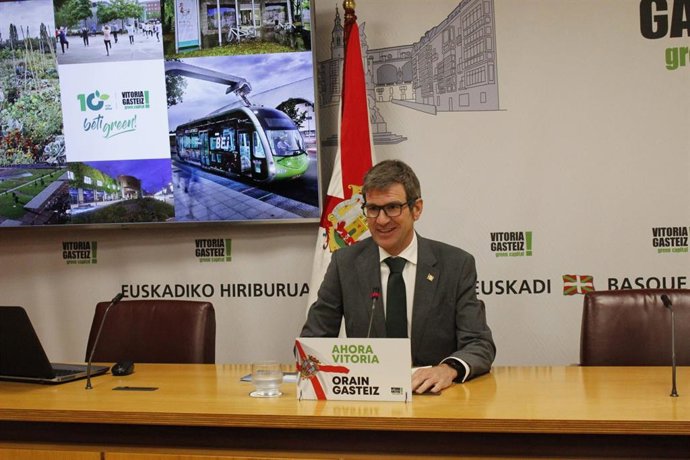 Archivo - El alcalde de Vitoria-Gasteiz, Gorka Urtaran, en rueda de prensa
