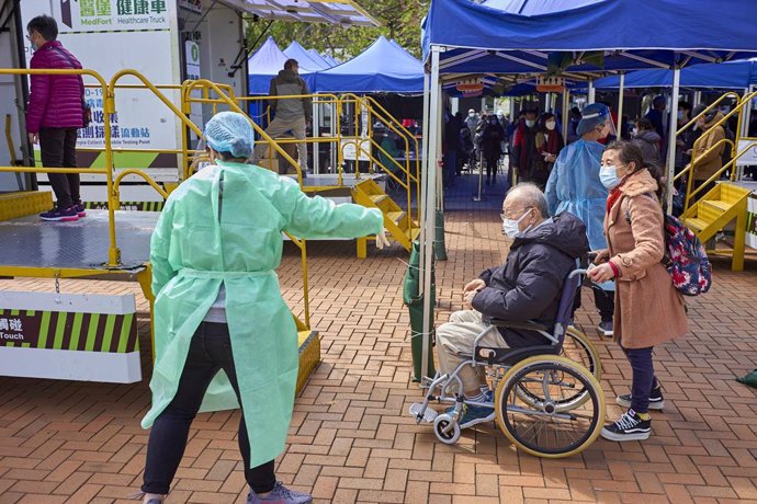Archivo - 23 February 2022, China, Hong Kong: An elderly man in a wheel chair enters a mobile sample collection for Covid-19 testing in Hong Kong's Central district. Hong Kong is facing the 5th wave of Covid-19 and it's the worst since the start of the 