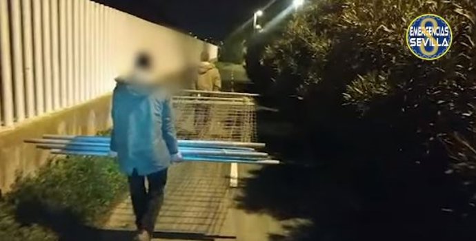 Sorprenden a un hombre y su hijo sustrayendo vallados perimetrales de una obra en Sevilla