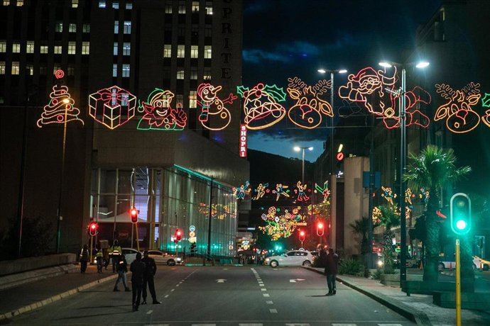Luces de Navidad en una calle de Ciudad del Cabo, Sudáfrica.