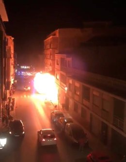 Un incendio en un garaje de Benaguasil obliga a evacuar tres edificios y a atender a ocho personas