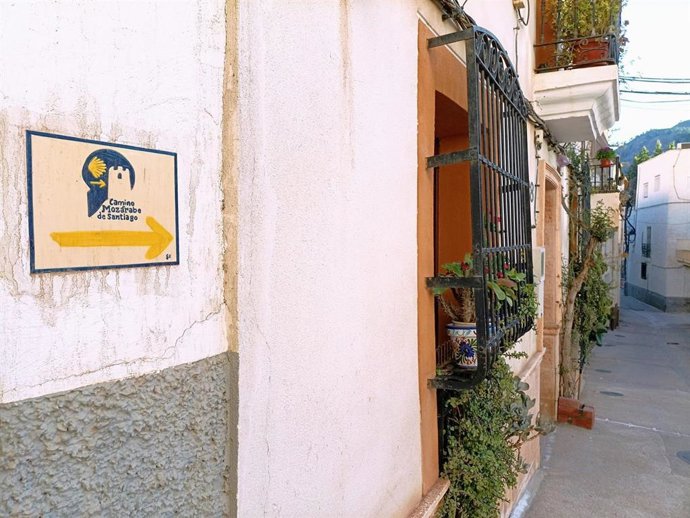 Archivo - Señal del Camino Mozárabe a Santiago en Alboloduy (Almería).
