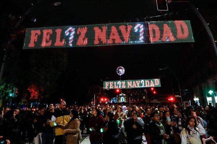 El alcalde de Murcia, José Antonio Serrano, ha asisitido al espectáculo del encendido de luces de Navidad en el jardín chino y la plaza Martínez Tornel.