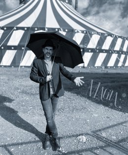 Imagen promocional de Subtónica (Javier Estévez) y de 'Magia', tercer single de su nuevo álbum, 'Creer para ver'.