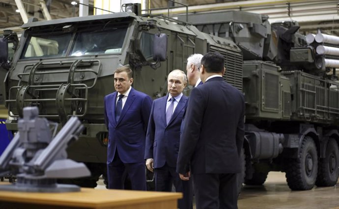 23 December 2022, Russia, Tula: Russian President Vladimir Putin (C), Tula Region Governor Alexei Dyumin (L), and Alexei Visloguzov, General Director of Shcheglovsky Val, inspect Russian made weapon systems during a visit to the Instrument Design Bureau