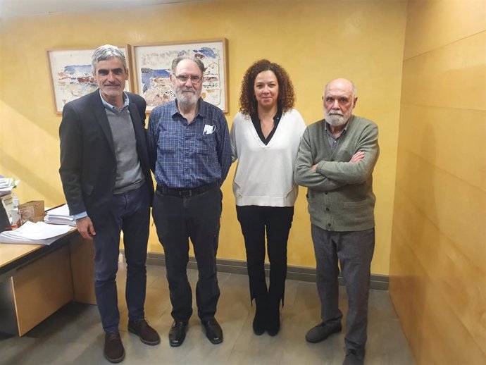 La presidenta del Consell, Catalina Cladera, junto con el conseller insular de Hacienda y Función Pública, Josep Lluís Colom, firman con la propiedad de la finca el contrato de compraventa