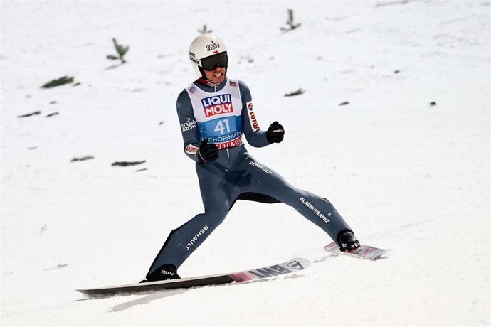 Archivo - Imagen de un esquiador compitiendo en una prueba de los Cuatro Trampolines