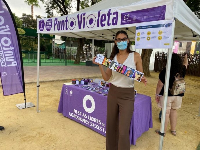 Archivo - Foto de archivo de la concejala Teresa Franco en uno de los Puntos Violeta