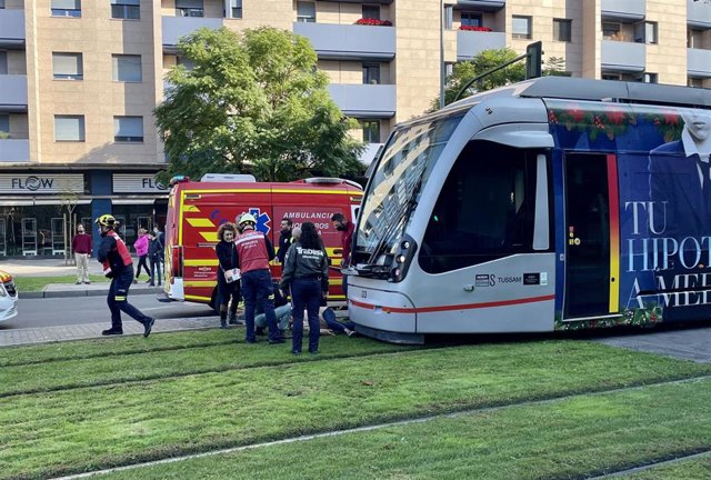 Herida una mujer tras ser atropellada por el Metrocentro de Sevilla en la rotonda de Carlos V