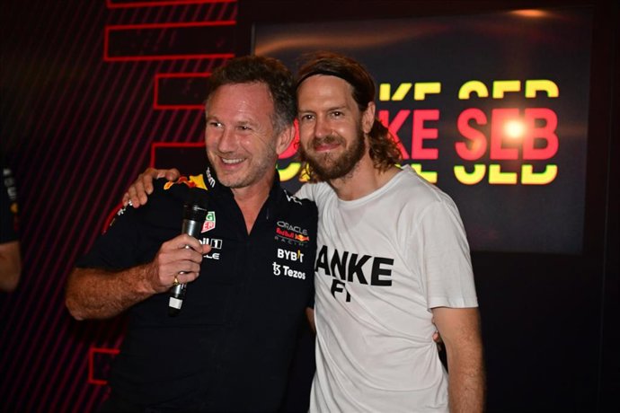 Archivo - Christian Horner junto a Sebastian Vettel tras el homenaje al alemán en Abu Dabi