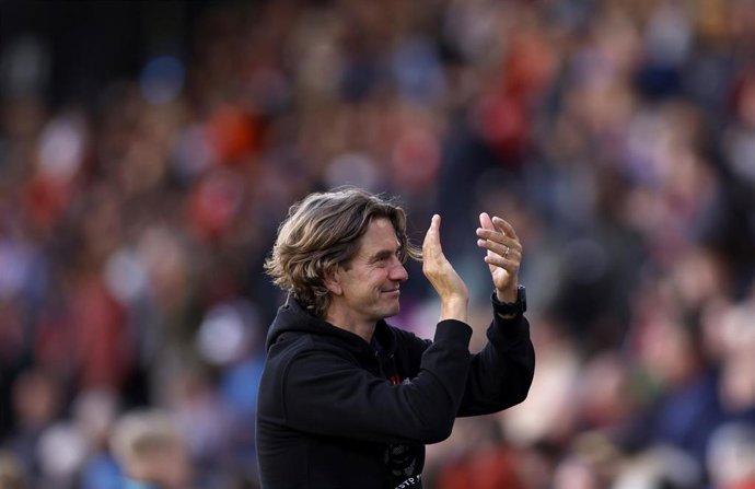 Archivo - El técnico danés Thomas Frank aplaude a su afición tras un partido de la Premier