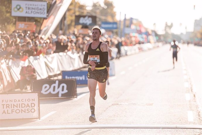 Archivo - El atleta español Carlos Mayo durante la Media Maratón de Valencia de 2021