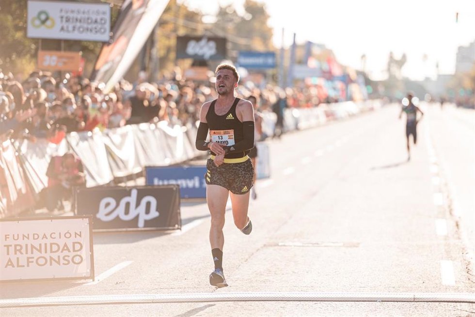 Archivo - El atleta español Carlos Mayo durante la Media Maratón de Valencia de 2021