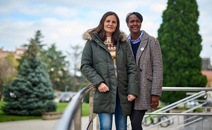 Raquel Sáenz (i) y Rosanna de la Rosa, en la entrada de la Facultad de Ciencias de la Salud de la UPNA.
