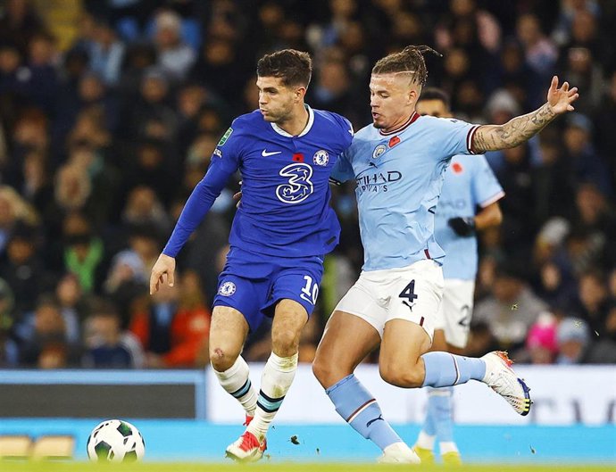 Archivo - Calvin Phillips presiona a Christian Pulisic durante un Manchester City-Chelsea de la temporada 2022-2023