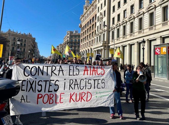 Manifestantes en Barcelona en rechazo al ataque a tiros perpetrado el viernes por un hombre armado en un centro cultural kurdo de París