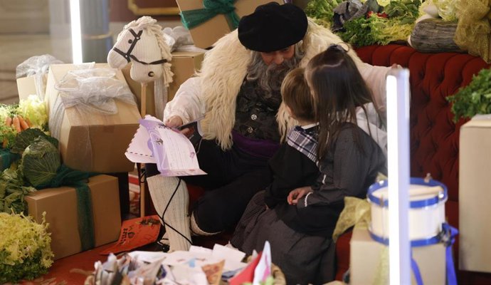 Olentzero y Mari Domingi reciben a cientos de niños en el Teatro Arriaga de Bilbao