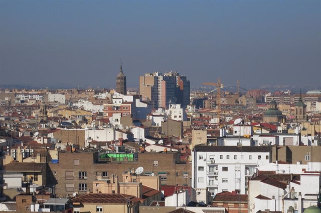 Archivo - Vista aérea de Zaragoza, con la Torre de San Pablo al fondo