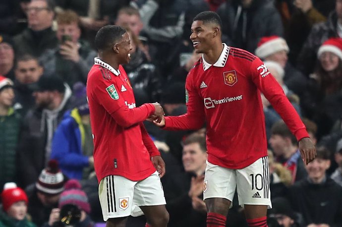 21 December 2022, United Kingdom, Manchester: Manchester United's Marcus Rashford (R) celebrates scoring his side's second goal with team-mate during the English Carabao Cup fourth round soccer match between Manchester United and Burnley at Old Trafford