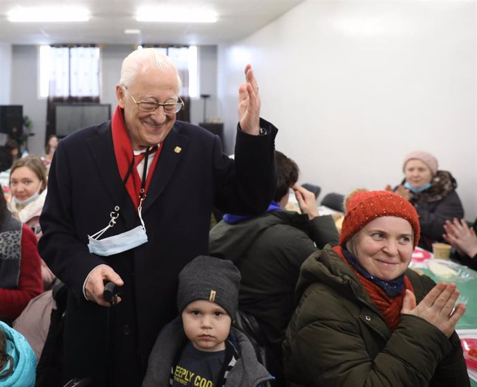 Archivo - El Padre Ángel es felicitado por su cumpleaños, por las personas llegadas de Ucrania, tras haber finalizado un viaje en autobús, organizado por REMAR RUMANÍA para escapar de Ucrania, a 11 de marzo de 2022, en Ajalvir, Madrid (España).