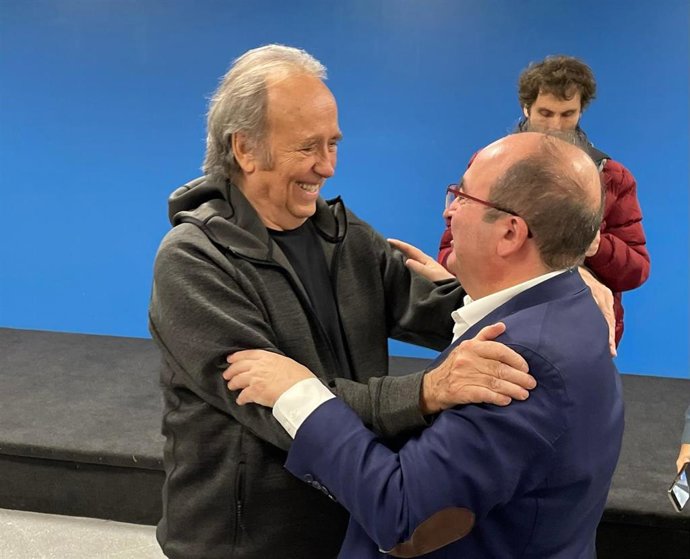 El cantautor barcelonés Joan Manuel Serrat y el ministro de Cultura y Deporte, Miquel Iceta