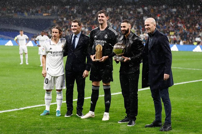 Archivo - Karim Benzema of Real Madrid shows the Golden Ball (Ballon DOr) and Thibaut Courtois the best goalkeeper trophy to the fans during the spanish league, La Liga Santander, football match played between Real Madrid and Sevilla FC at Santiago Ber