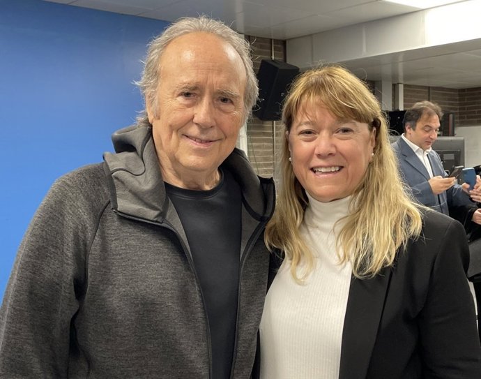 La consellera de Cultura, Natlia Garriga, junto al cantautor Joan Manuel Serrat