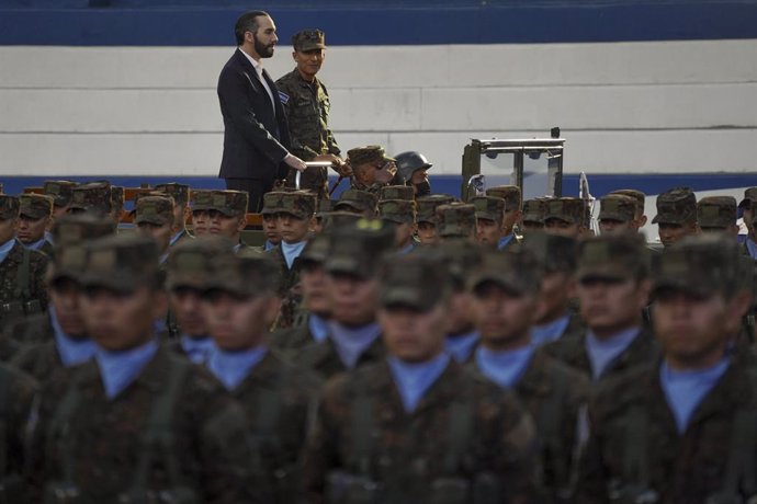 Archivo - 04 April 2022, El Salvador, San Salvador: President of El Salvador Nayib Bukele (L) inspects recruits who have joined the armed forces during a conscription ceremony for 1,440 new soldiers. Following a wave of murders with 62 victims in just o